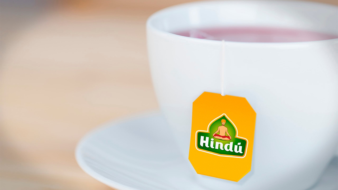 A cup of té with a tag on it.