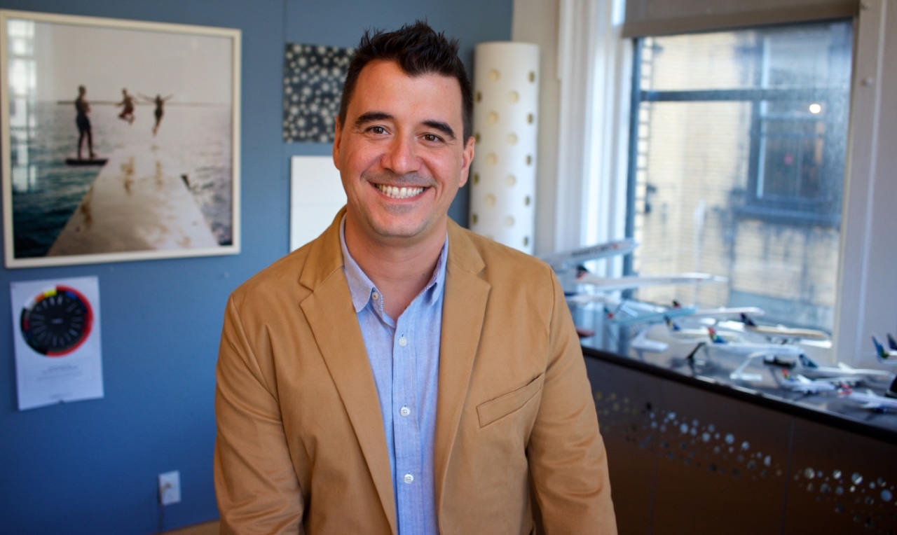 Heitor Piffer Siqueira, the new design director at OMNRAE, smiling in an office.