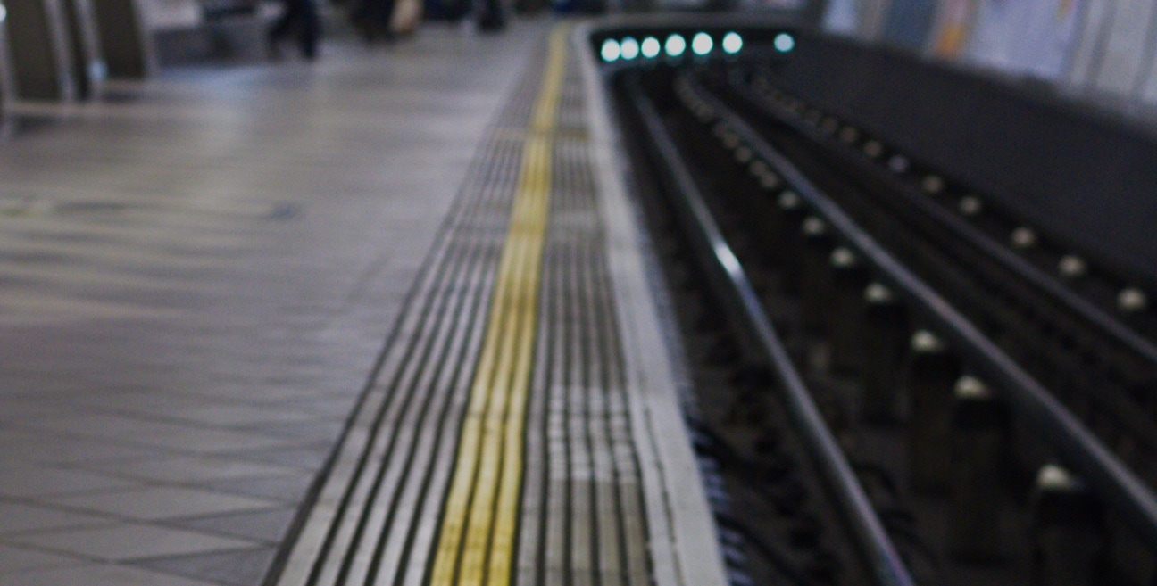 Keywords: train, platform.